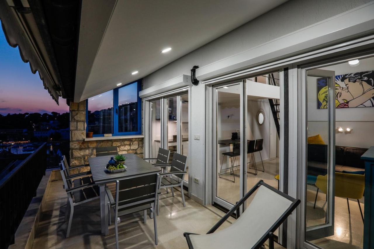 Penthouse In Old Dalmatian House - Flybridge Semesterbostad Hvar Town
