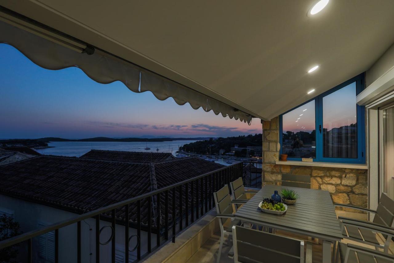 Penthouse In Old Dalmatian House - Flybridge Semesterbostad Hvar Town