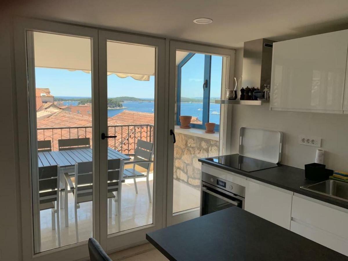 Penthouse In Old Dalmatian House - Flybridge Semesterbostad Hvar Town